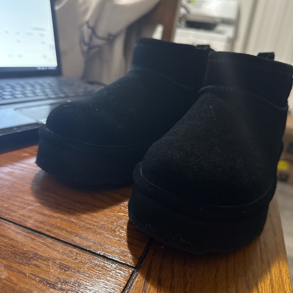 Bearpaw boots size 3